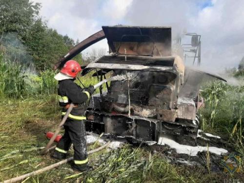 Комбайн сгорел на поле в Городокском районе, подозревают короткое замыкание проводки