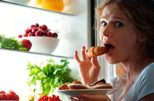 5 причин бесконтрольного переедания назвали немецкие диетологи