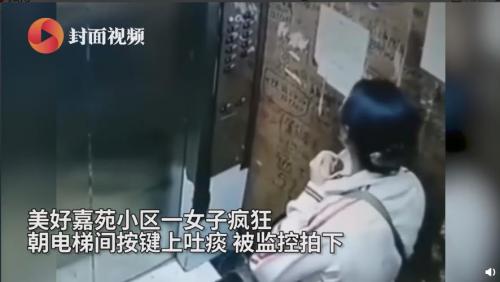 В Китае женщина наплевала на кнопки в лифте. Ее не смутила даже эпидемия коронавируса