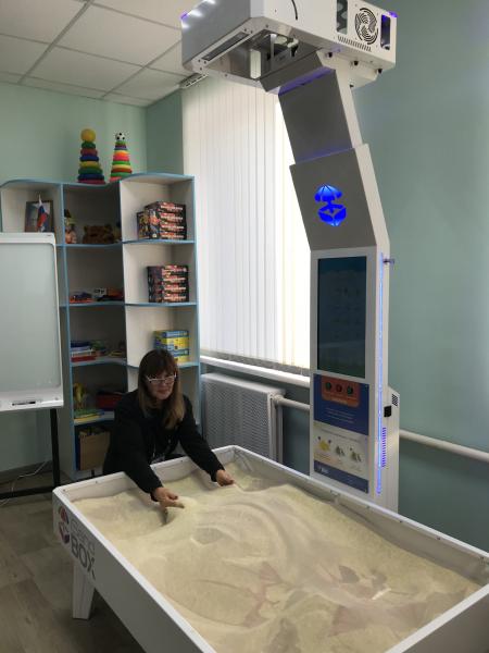 Конкурсное задание Светлана Геннадьевна Широкова выполняет с применением интерактивной панели и песочницы