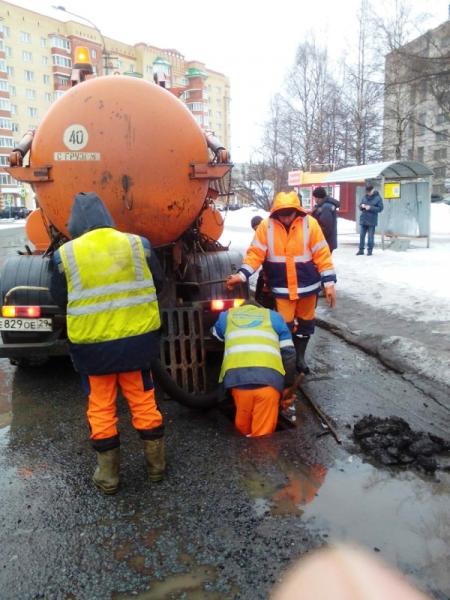 Подтопленный Архангельск коммунальщики «осушают» в интернете