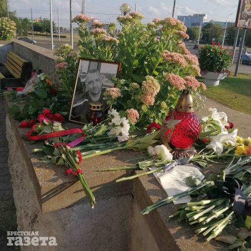 Цветы на месте гибели брестанина Геннадия Шутова. Фото: Виктория ПОЛЯКОВА, "Брестская газета"