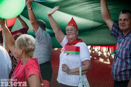 Лукашенко в бронежилете с автоматом, забастовки и митинги, новые жертвы: главные события минувшей недели в Беларуси