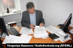 Сергій Венедіктов демонструє листування з державними установами за 4 роки