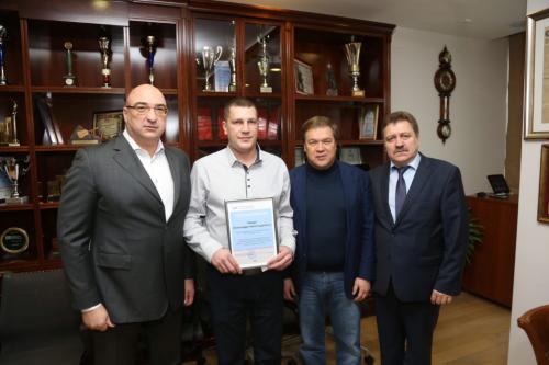 Сварщик «Уральской Стали» получил благодарность от «Металлоинвеста» за победу в конкурсе