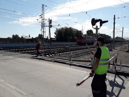 Власти Бердска и путейцы железной дороги напомнили автолюбителям о соблюдении ПДД на переездах