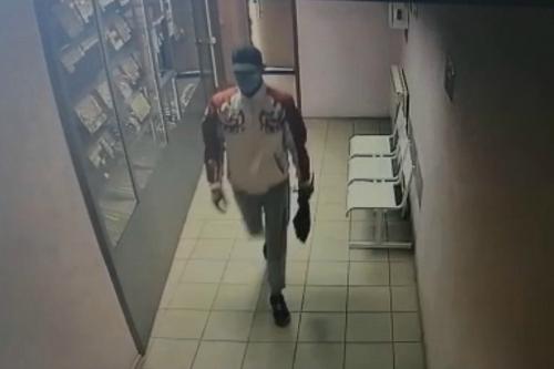 Пытался разбить пуленепробиваемую витрину ювелирного магазина мужчина в Бердске