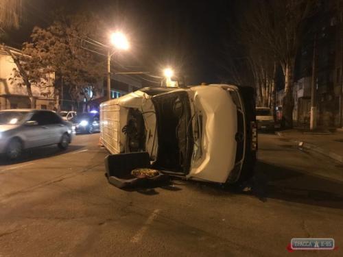 Микроавтобус перевернулся в аварии с участием 5 машин в Одессе. Видео момента ДТП