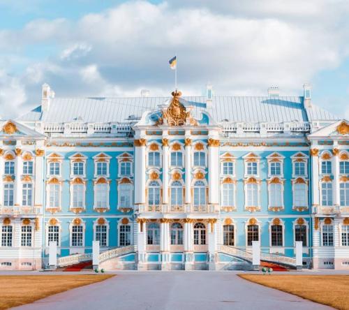 Как коронавирус ударил по Петербургу: закрытые музеи, театры и кафе, дистанционное обучение