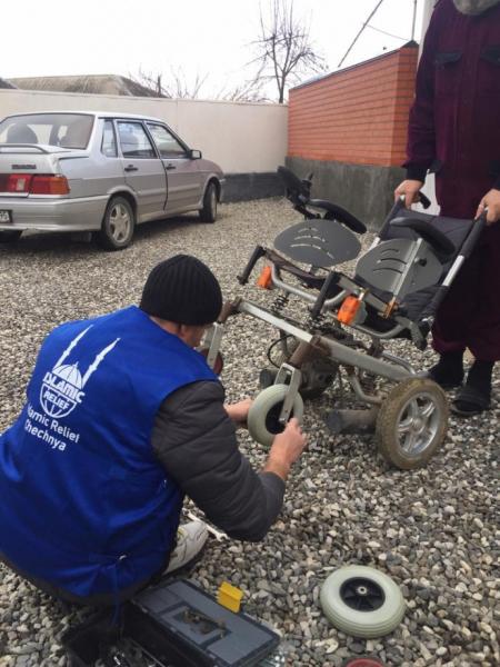 Ремонтник из Грозного Магомед Нагалаев с поражением опорно-двигательного аппарата бесплатно чинит инвалидные кресла