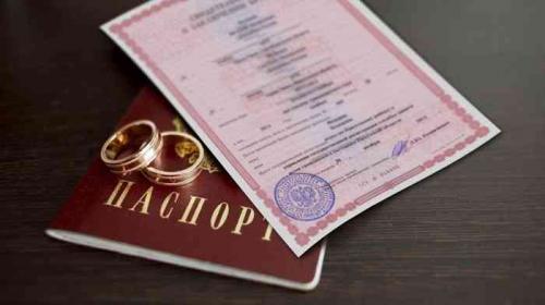 Поздние браки в Крыму: 71-летний жених и 46-летняя невеста