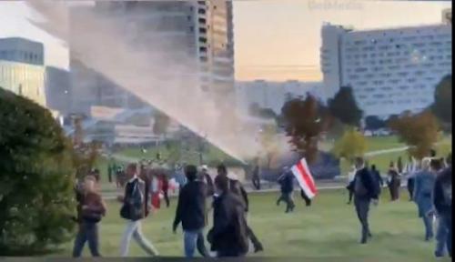 В Минске протестующих разгоняли водометами