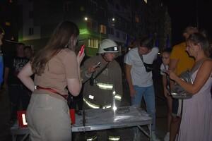 В Одессе горела высотка и пункт приема вторсырья: людей эвакуировали фото 2