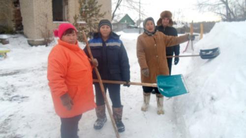 Нурзида Давлетшина, Таслима Янбаева, Минигуль Лавшербанова и Рашид Иштимиров за строительством снежной горки