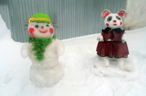 Снежные фигурки, выполненные Зоей Константиновной Кузнецовой