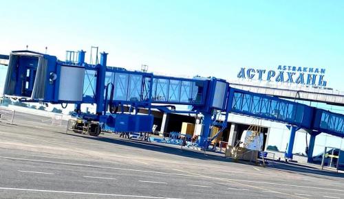 В Астраханском аэропорту устанавливают телескопический трап