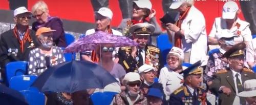 В Петербурге зрители парада Победы решили посмотреть его без масок