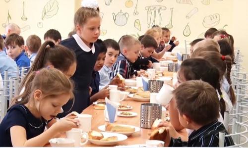 Учащихся младшей школы с начала учебного года обеспечат бесплатными обедами
