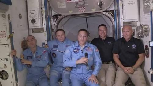 Члены экипажа Crew Dragon успешно перешли на борт МКС