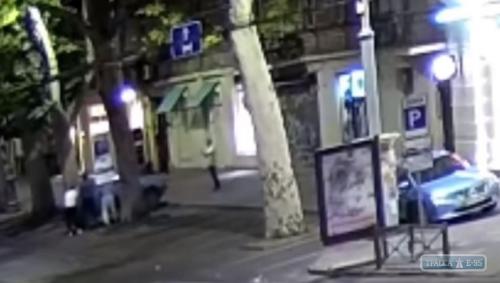 Камера наблюдения сняла компанию, перевернувшую ночью автомобиль в центре Одессы. Видео