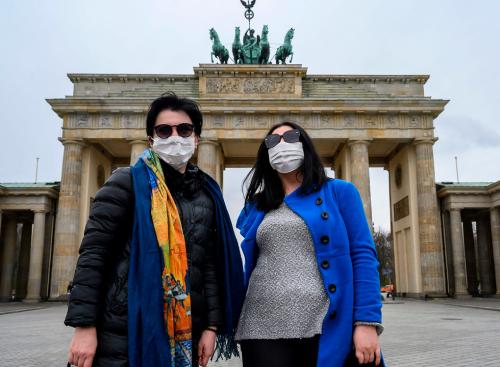 Пустые улицы Берлина, единичные встречные - да и то в масках. Фото: AFP